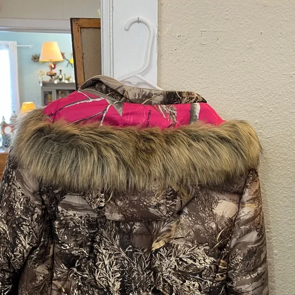 Woman’s Realtree Max-1 XT Camouflage Jacket with Detachable Fur Lined Hood - Picture 5 of 7